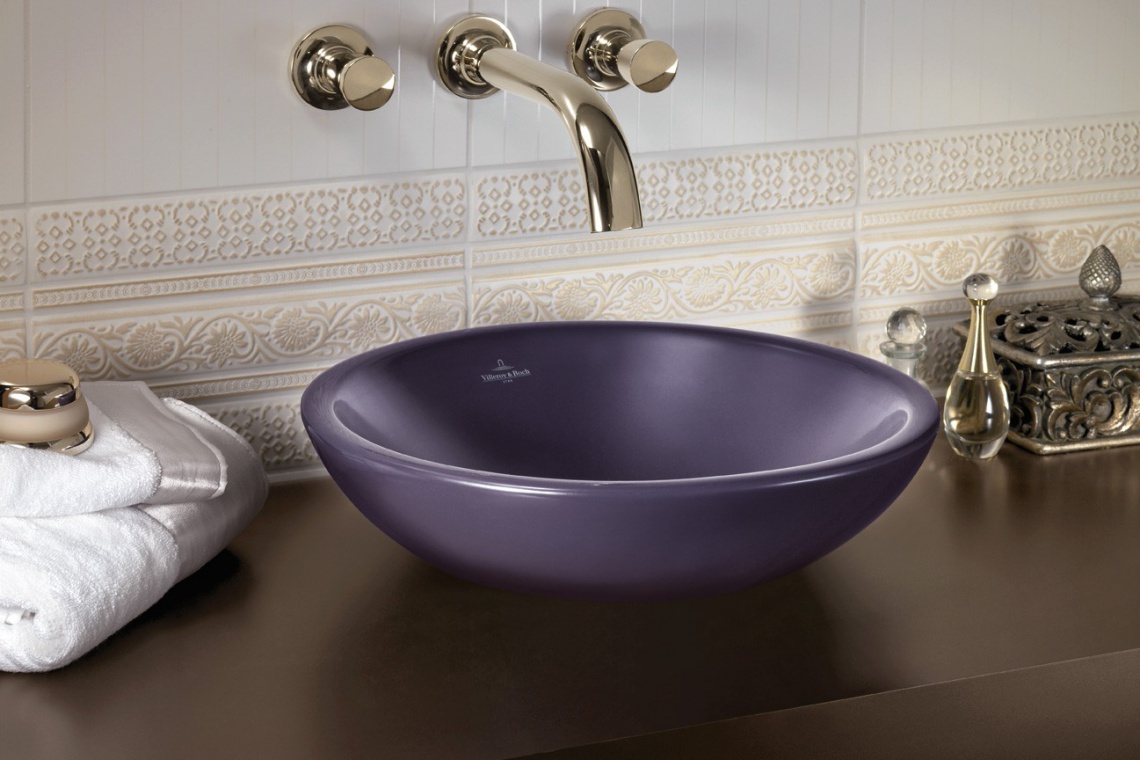 Oryginalny design od Villeroy & Boch - umywalka w kolorze czarnej porzeczki