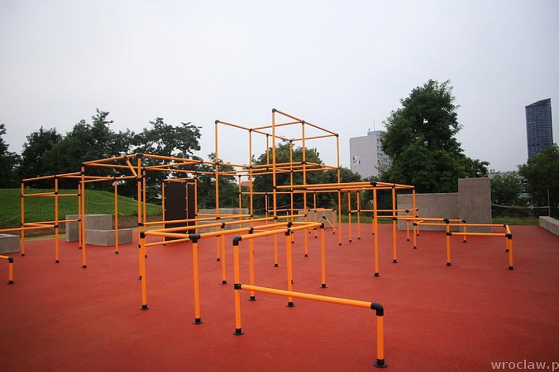 Parkour na Wzgórzu Andersa we Wrocławiu, fot. wroclaw.pl, Janusz Krzeszowski Pierwsze miejsce we Wrocławiu przeznaczone pod parkour
