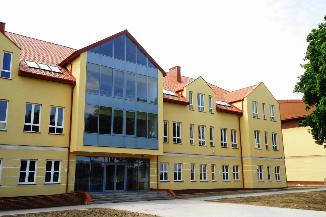 Nowoczesna placówka edukacyjna w Zwoleniu, fot. Mazowiecka Jednostka Wdrażania Programów Unijnych , UM w Zwoleniu Stary budynek z 1925 r. zmienił się w nowoczesny i funkcjonalny obiekt