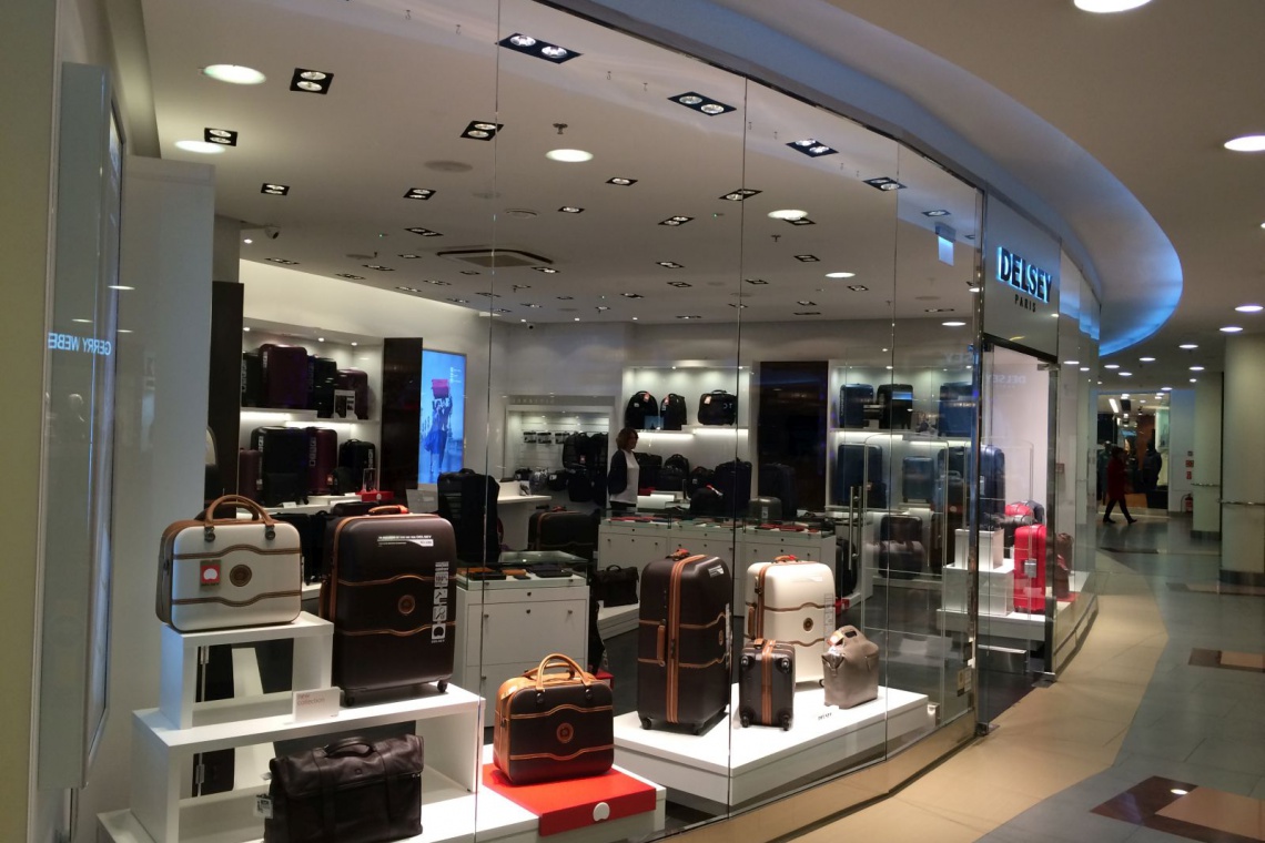 Salon DELSEY Paris, Klif, Warszawa, projekt: ARS Retail+Shopfitting Flagowy salon francuskiej marki zaprojektowali ARS Retail+Shopfitting