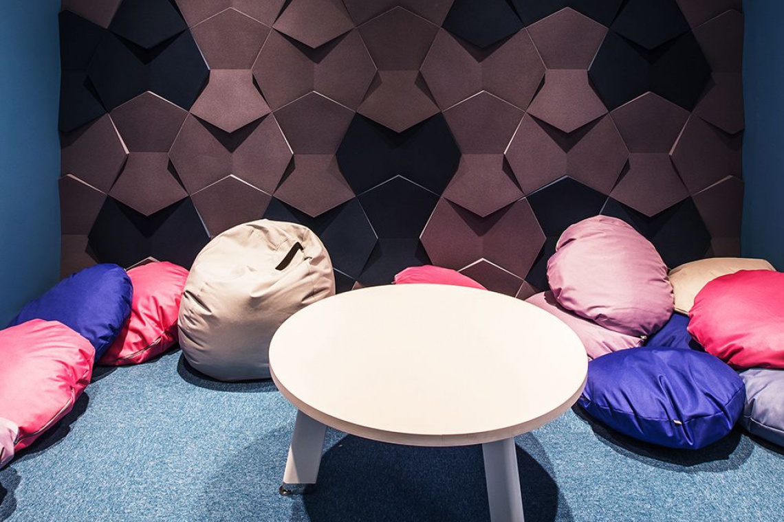 Chill out room w jednym z biur w Krakowie. Projekt Mokaa Architekci. fot. Fluffo Miękkie ściany w biurze? Tak - oto kolorowe i designerskie wnętrza