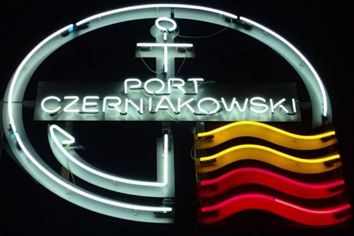 Neon Portu Czerniakowskiego, fot. PTTK „Rejsy” Port Czerniakowski ma swój neon