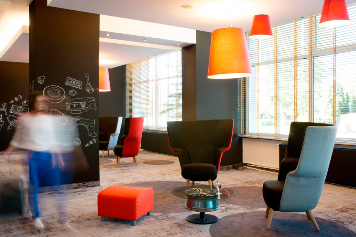 ibis Style Bielsko-Biała - lobby hotelowe inspirowane Fiatem 126p Kolorowe lobby hotelu zaprojektowane w stylu Fiata 126p