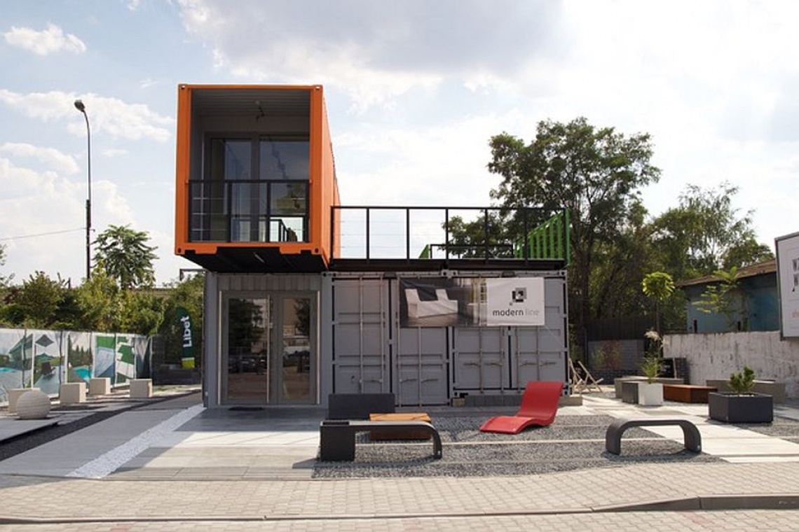 Kreatywny showroom Wzorcownia złożony z morskich kontenerów