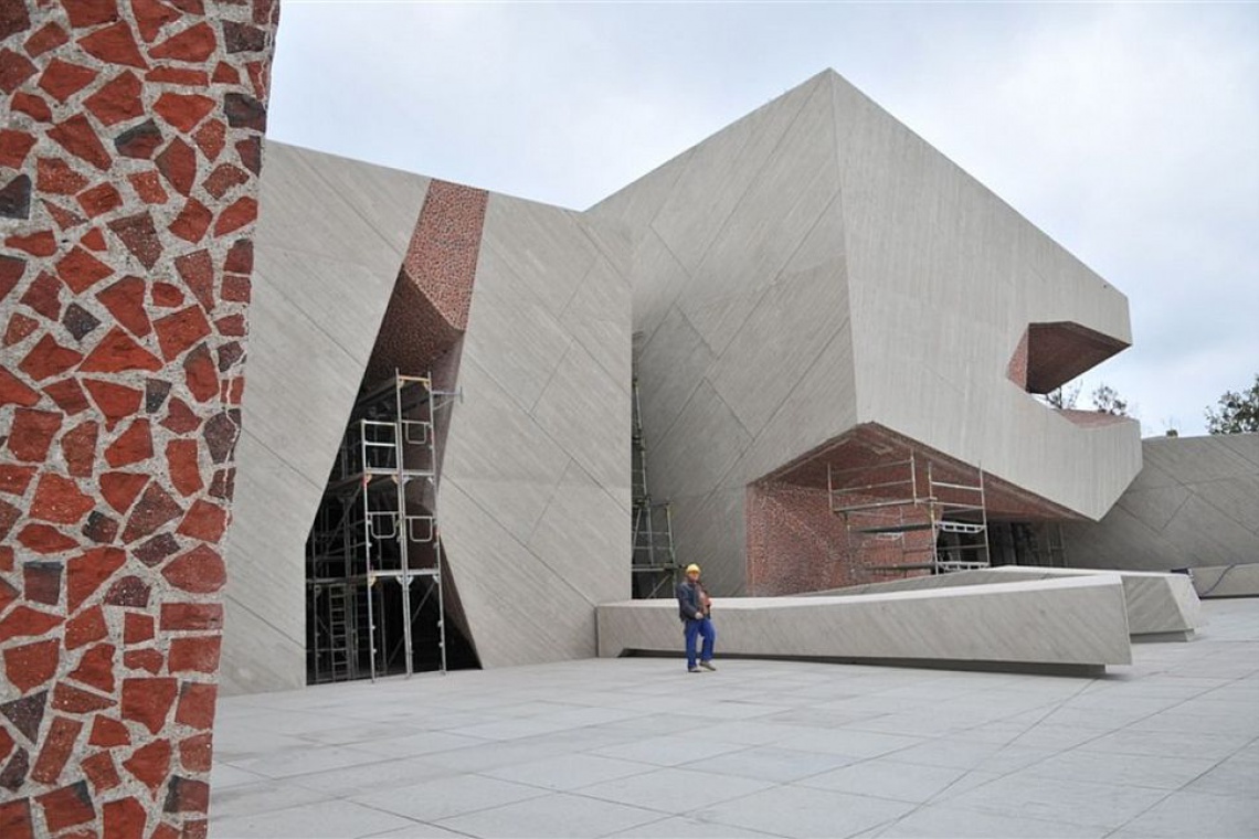 Centrum Kulturalno-Kongresowe Jordanki Jordanki, od Menis Arquitectos, na ostatniej prostej