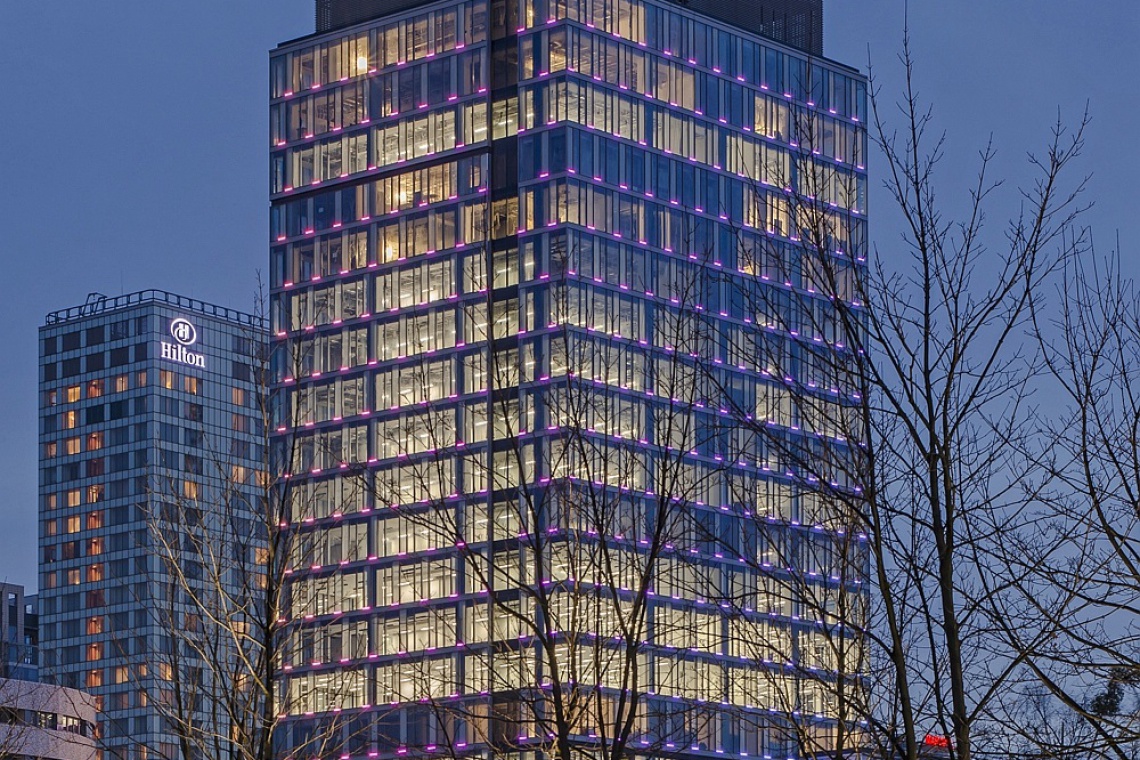 Prime Corporate Center Warszawski biurowiec w świątecznej szacie