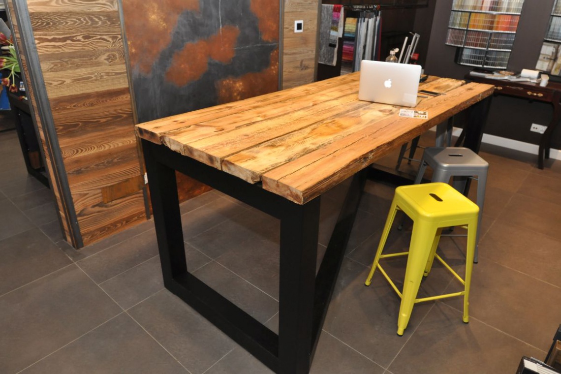 fot. Długa showroom Trendy w wyposażeniu: Proste stalowe formy i ciepłe drewno