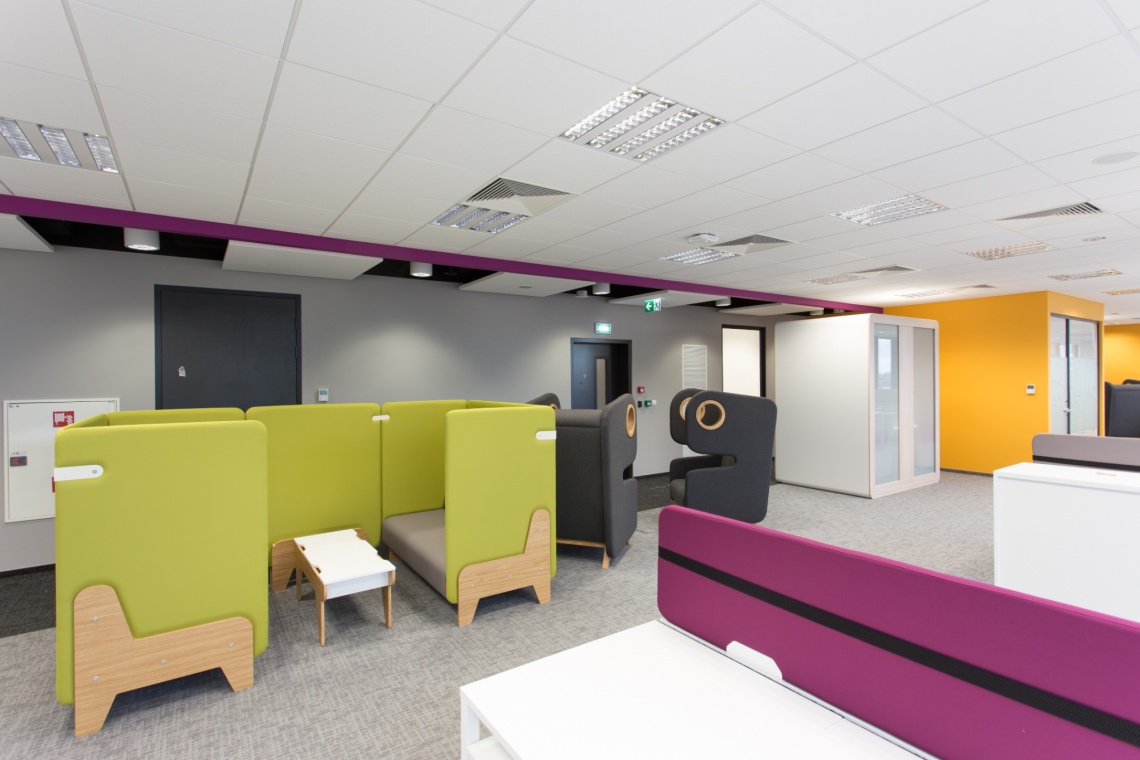 Kreatywne i funkcjonalne biuro typu open space AstraZeneca, fot. materiały prasowe Mikomax Smart Office Biuro open space może być kreatywne i funkcjonalne