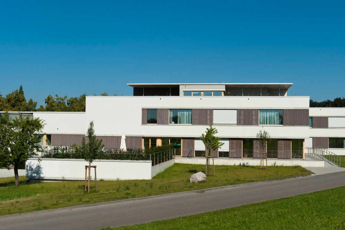 Klinika gerontopsychiatrii w Reichenau położona jest pośrodku rozległego kompleksu pawilonowego centrum psychiatrii Fot. Schöck Ogród na dachu z widokiem na Jezioro Bodeńskie