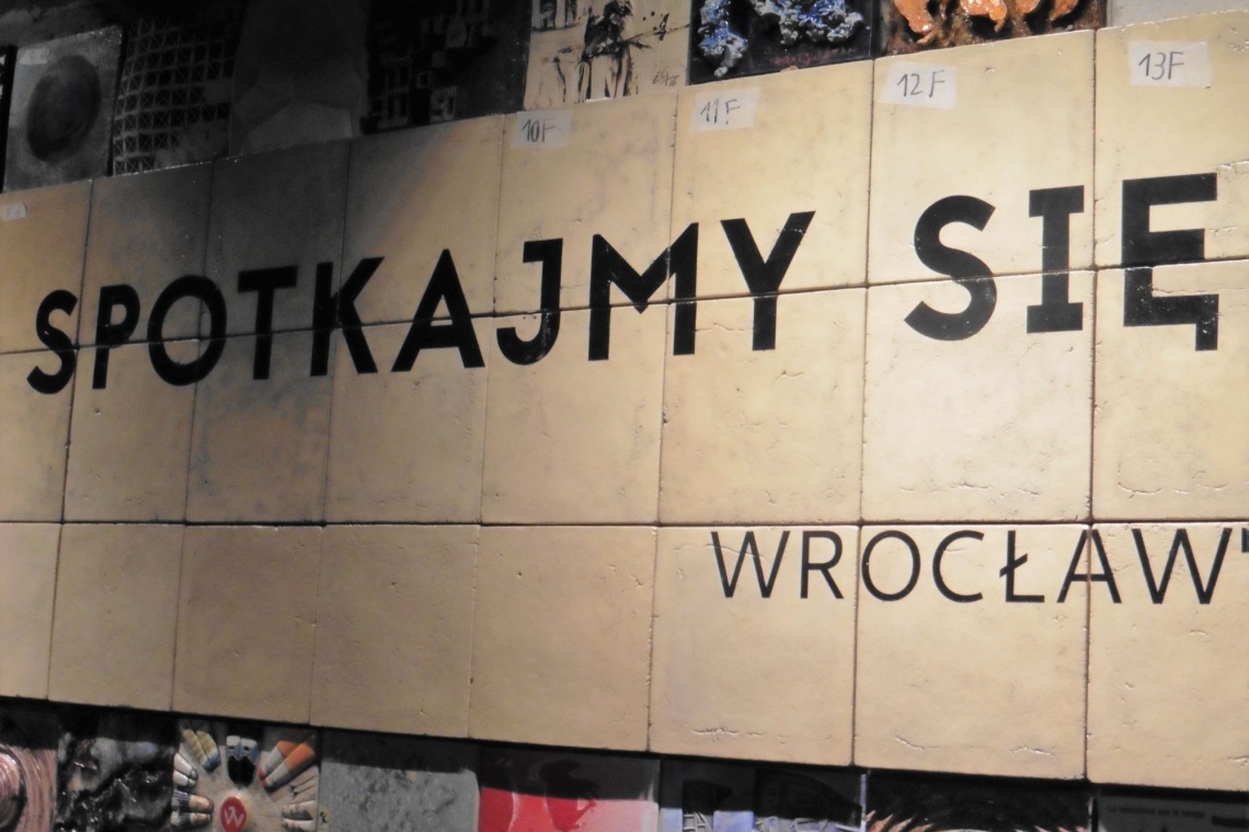 fot. wroclaw2016.pl We Wrocławiu powstał największy ceramiczny mural. To wspólna praca artystów z 34 krajów