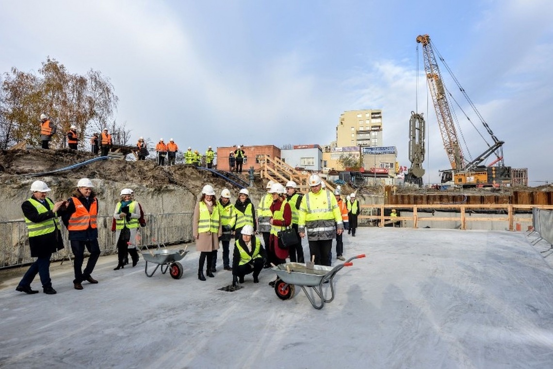fot. UM Warszawa Metro na Targówku. Metalowa tuba, a w niej... gazeta