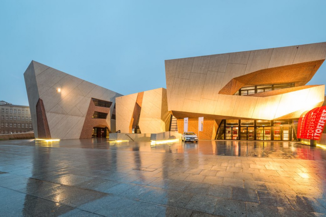 Centrum Kulturalno-Kongresowym Jordanki w Toruniu fot. Aluprof Aluminium szyte na miarę