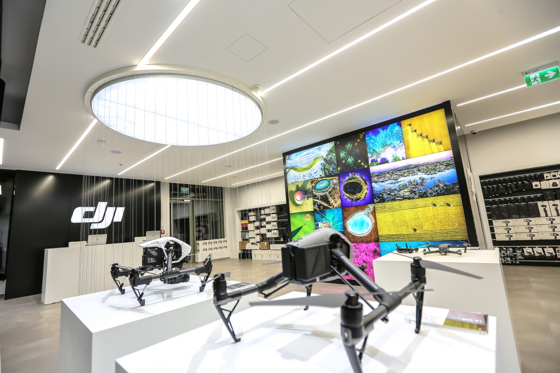 fot. DJI Designerski salon pełen dronów