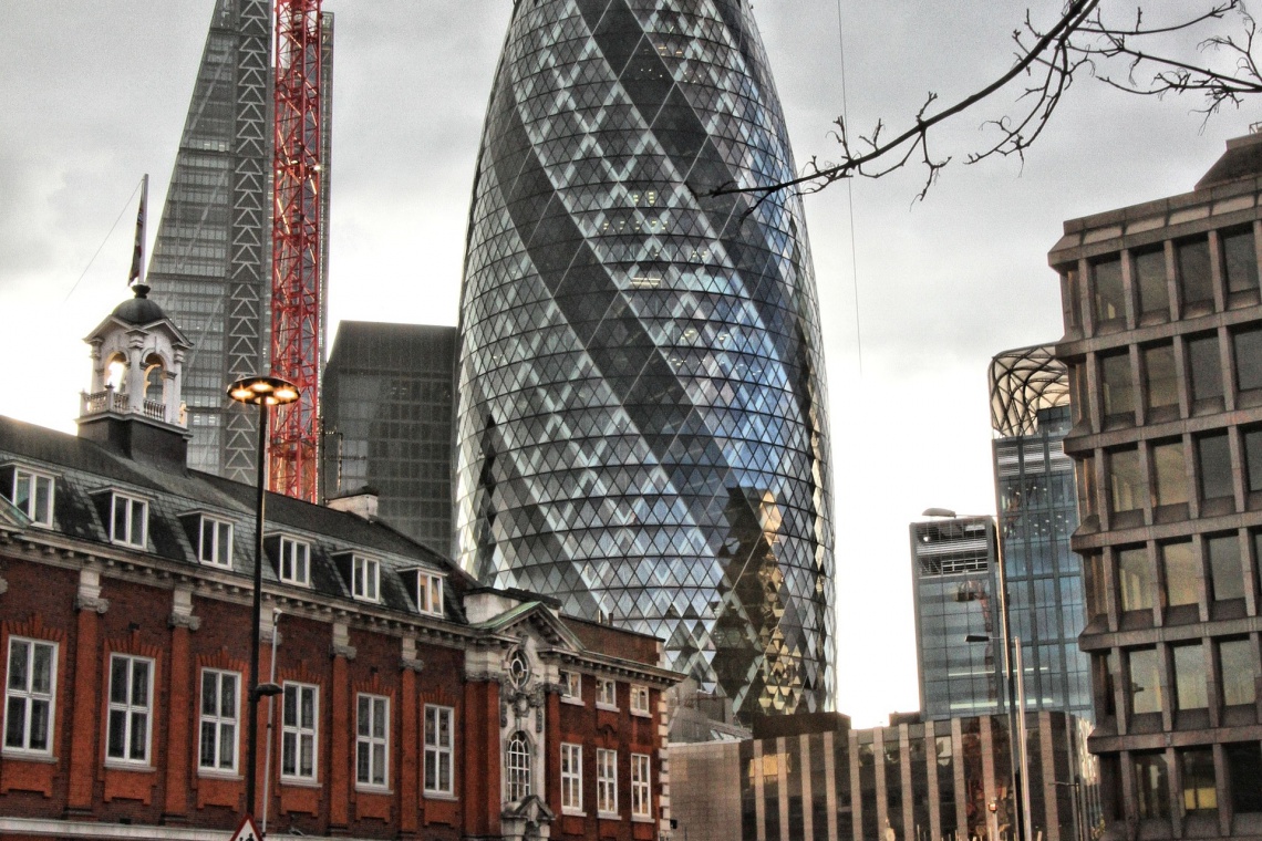 Biurowiec 30 St Mary Axe w Londynie to również dzieło Normana Fostera fot. pixabay.com Oto 7 budowli z całego świata, które powstały dzięki inspiracji… jajkiem