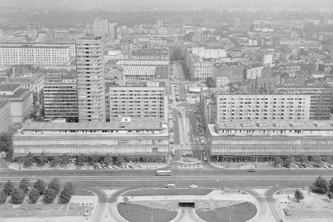 Widok z Pałacu Kultury i Nauki. Widoczna ul. Marszałkowska, Domy Towarowe „Centrum” i ul. Kniewskiego (ob. Złota), rok 1971. Autor: Rutowska Grażyna. Wykorzystane materiały pochodzą ze zbiorów Narodowego Archiwum Cyfrowego. www.nac.gov.pl Warszawa wczoraj i dziś, czyli jak biznes zmienił miasto
