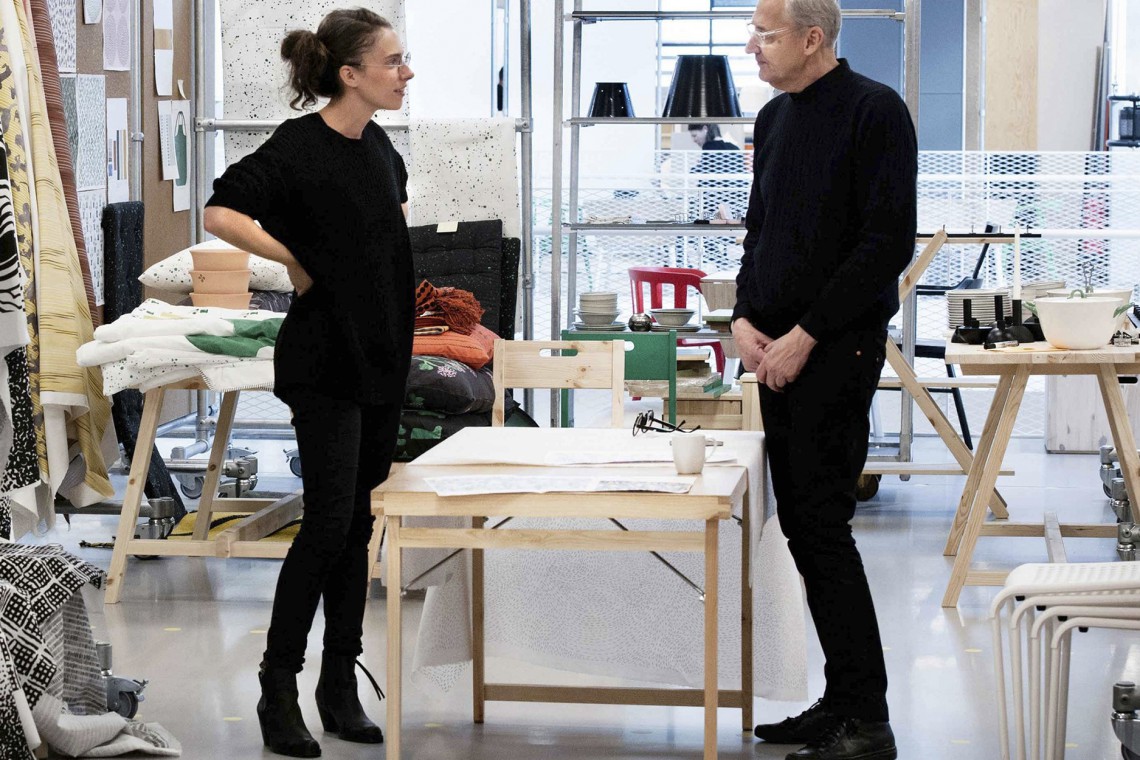 Projektantka Ida Pettersson i Tom Hedqvist podczas prac nad kolekcją AVSIKTLIG fot. mat. prasowe IKEA O niezwykłym romansie IKEA i 10-gruppen