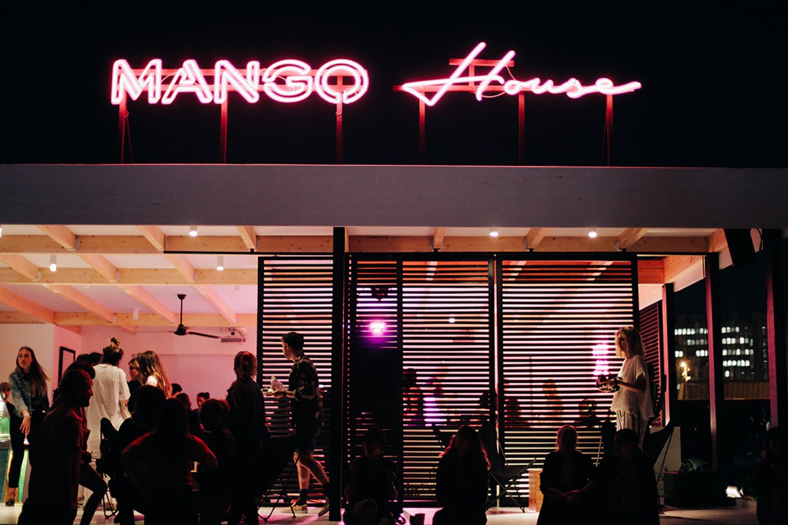 Mango House Drewno w nowoczesnej architekturze. Tak wygląda nowy salon Mango