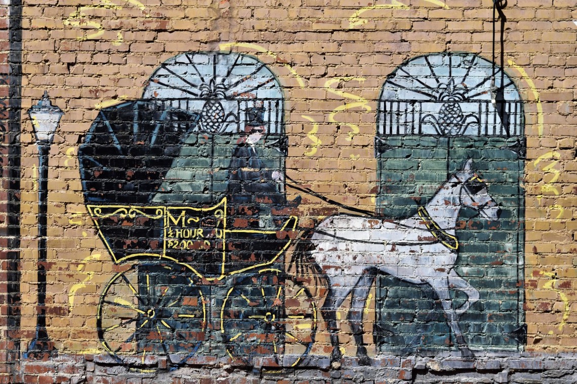 fot. pixabay.com Murale ze starych fotografii na drewnianych budynkach