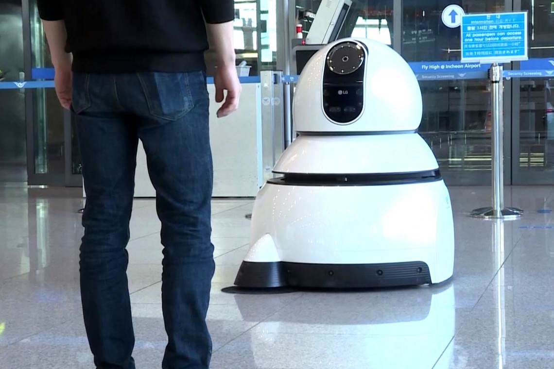 fot. mat. prasowe LG Roboty na lotnisku. Posprzątają i udzielą informacji podróżnym
