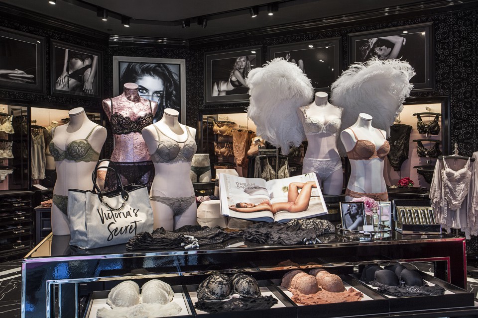 Victoria’s Secret z flagowym konceptem w Warszawie fot. mat. prasowe Tak wygląda flagowy salon Victoria’s Secret. Jest wyrafinowany i glamour