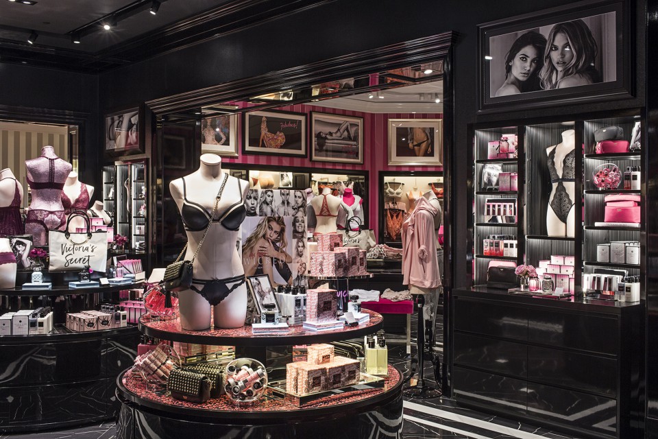Victoria’s Secret z flagowym konceptem w Warszawie fot. mat. prasowe Tak wygląda flagowy salon Victoria’s Secret. Jest wyrafinowany i glamour