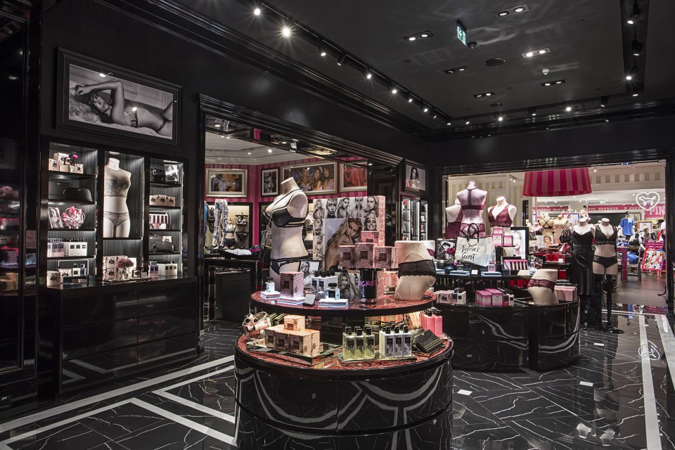 Victoria’s Secret z flagowym konceptem w Warszawie fot. mat. prasowe Tak wygląda flagowy salon Victoria’s Secret. Jest wyrafinowany i glamour