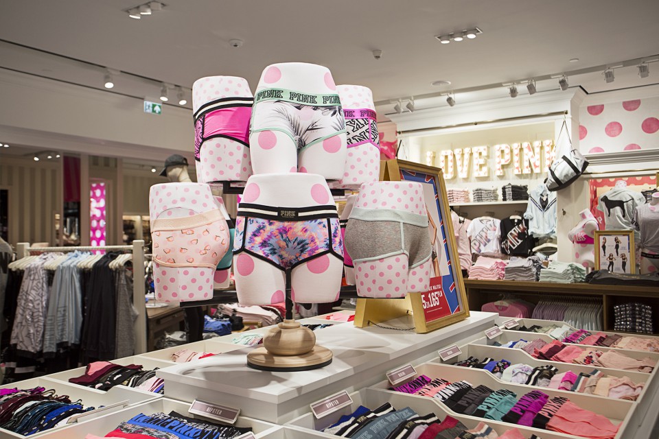 Victoria’s Secret z flagowym konceptem w Warszawie fot. mat. prasowe Tak wygląda flagowy salon Victoria’s Secret. Jest wyrafinowany i glamour