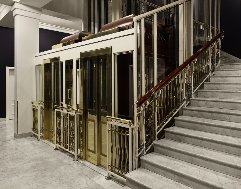 Historyczne windy hotelu Bristol wciąż zachwycają gości przebywających do Warszawy. Blask i dekadencja lat 20.