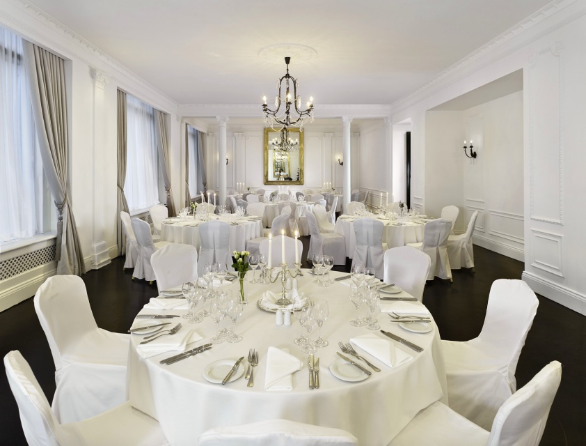 Eleganckie, secesyjne wnętrza restauracji, w których ciemny parkiet kontrastuje z łagodnie białymi ścianami oraz delikatną paletą barw i wyjątkowymi detalami – kryształowymi świecznikami i najlepszą porcelaną. Blask i dekadencja lat 20.