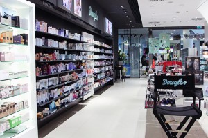 Perfumeria Douglas w nowej odsłonie - królują antracyt i biel