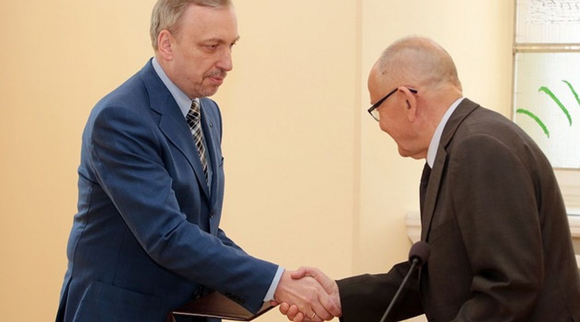 W refektarzu Ossolineum Bogdan Zdrojewski, Minister Kultury i Dziedzictwa Narodowego, osobiście przekazał dr Adolfowi Juzwence podpisaną umowę, fot. wroclaw.pl Muzeum Pana Tadeusza zaprosi zwiedzających w 2016 r.