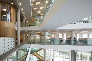 Akustyka i design w architekturze monolitycznej