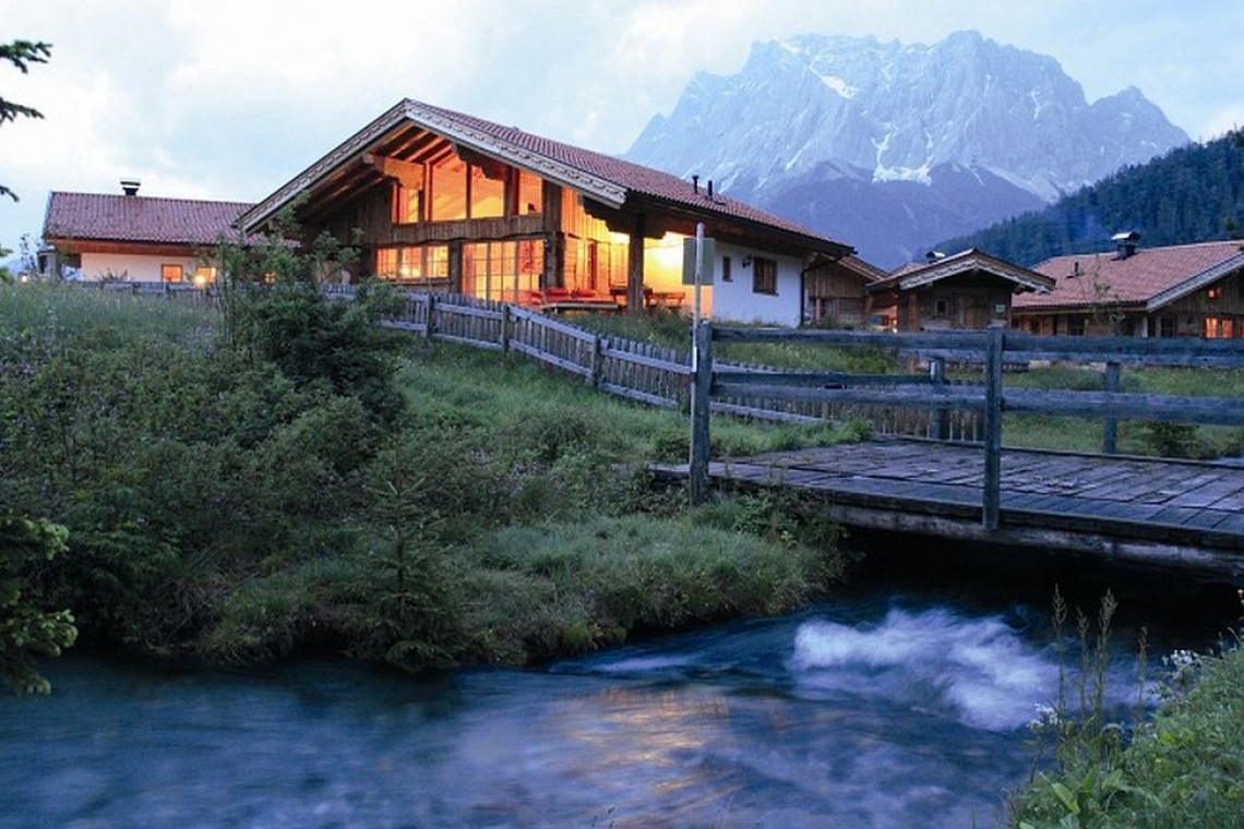 Unikalny hotel LaPosch Chalet Resort z kamienia i drewna