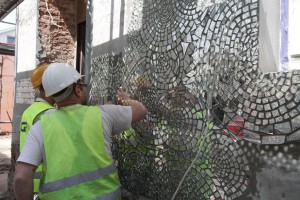 Łódź: mozaika z luster, a motywem kwiat róży