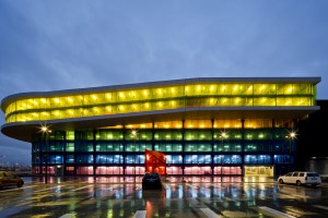 Gięte szkło w kolorze ochry - Emporia, czyli tak to się robi na świecie