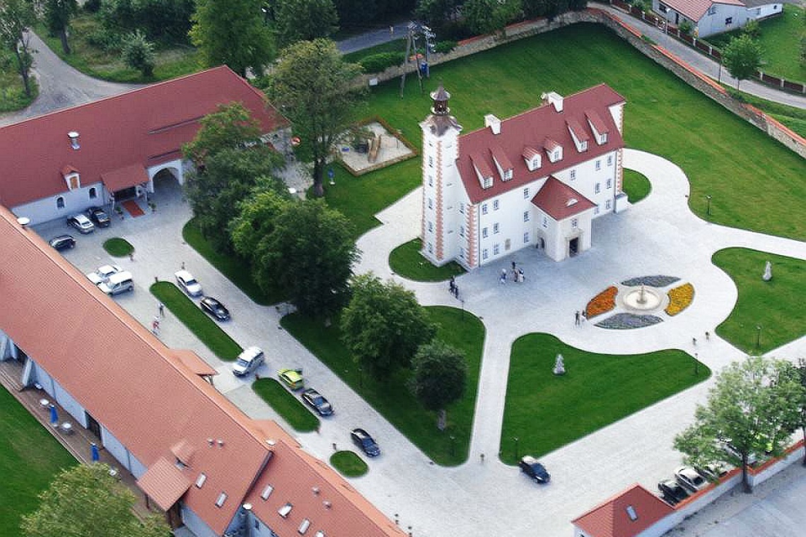 fot. Pałac w Łagowie, widok z lotu ptaka Jak wyglądają wnętrza pałacu w Łagowie, gdzie teraz mieści się hotel?