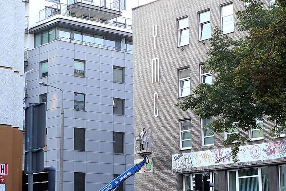 Re:design YMCA. Szyld stworzony przez Filipa Piaseckiego i Adama Ignaciuk, fot. Stowarzyszenia Traffic Design Gdynia porządkuje miejskie elewacje i walczy z banerami