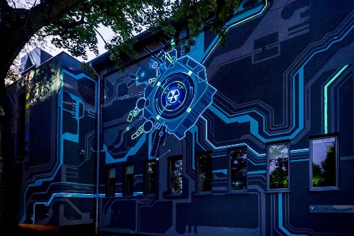 Niezwykły mural, który powstał w Świerku, fot. Centrum Informatyczne w Świerku Bryła budynku zamieniła się w wielką maszynę obliczeniową, dzięki muralowi