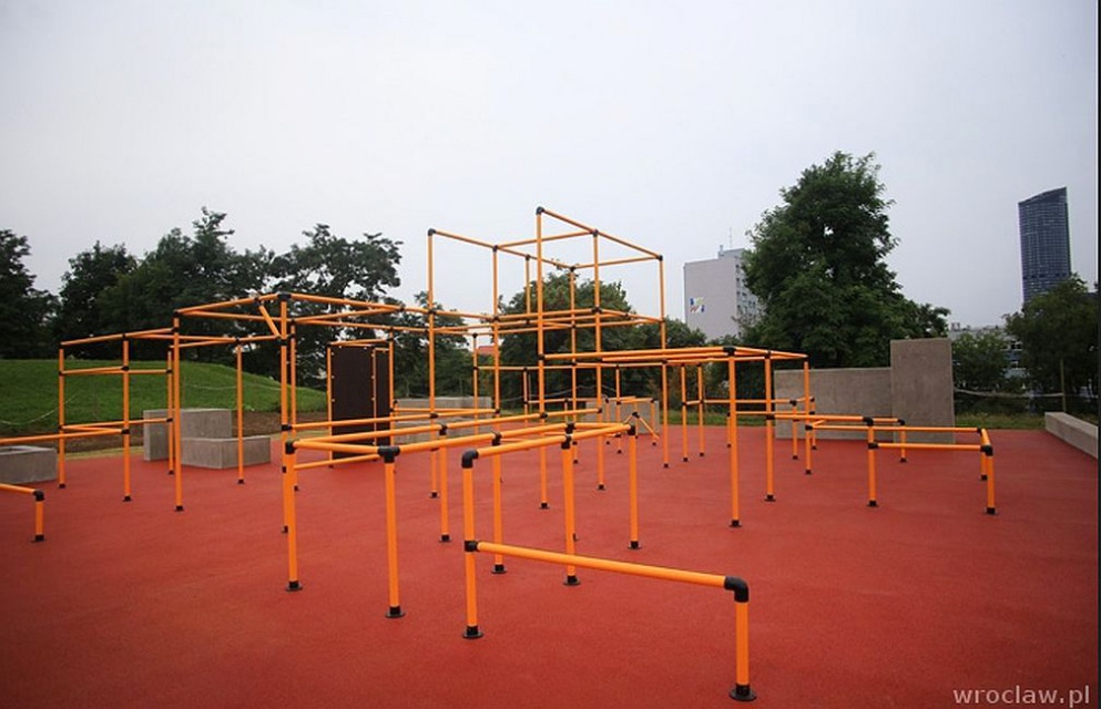 Parkour na Wzgórzu Andersa we Wrocławiu, fot. wroclaw.pl, Janusz Krzeszowski Pierwsze miejsce we Wrocławiu przeznaczone pod parkour