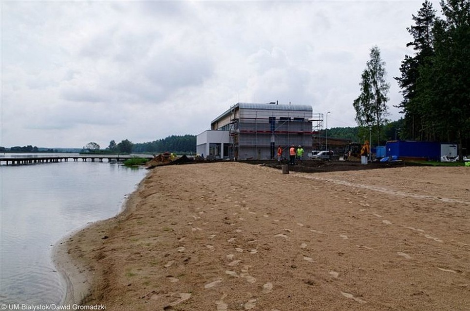 Białystok, plaża na Dojlidach, fot. Dawid Gromadzki Białystok z nową plażą - pomosty i drewniane tarasy wokół wyspy