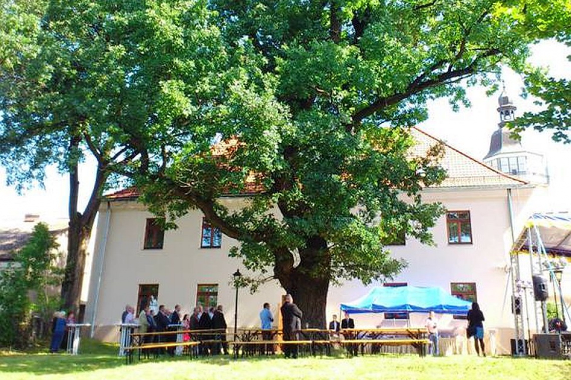 Hotel Pod Dębem, Szydłowiec Hotel Pod Dębem odnowiony w ramach rewitalizacji Szydłowca