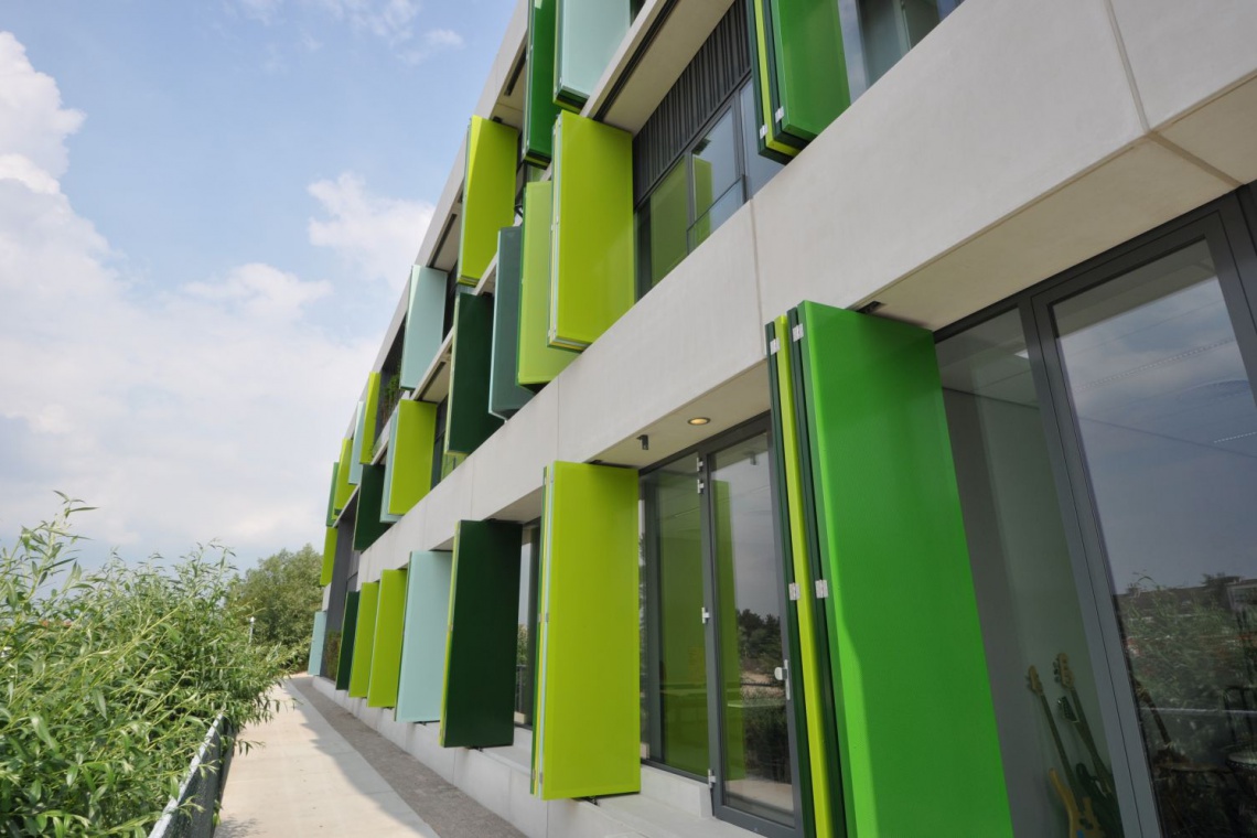 Szkoła College Fioretti w miejscowości Lisse w Holandii, osłony przeciwsłoneczne Hunter Douglas Ekologiczna szkoła Fioretti College z designerską elewacją