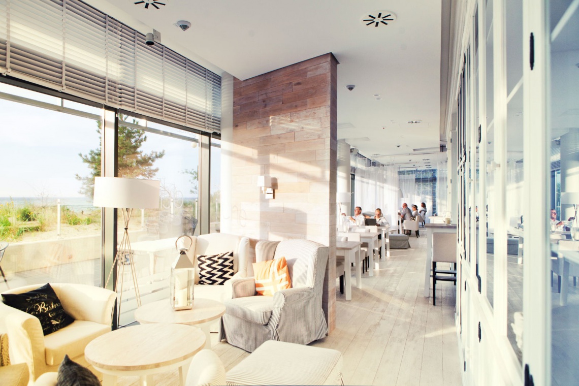 Dune Restaurant Cafe Lounge, Mielno, projekt: SAS Interior Dune Restaurant Cafe Lounge: Białe wnętrza i morze w zasięgu ręki