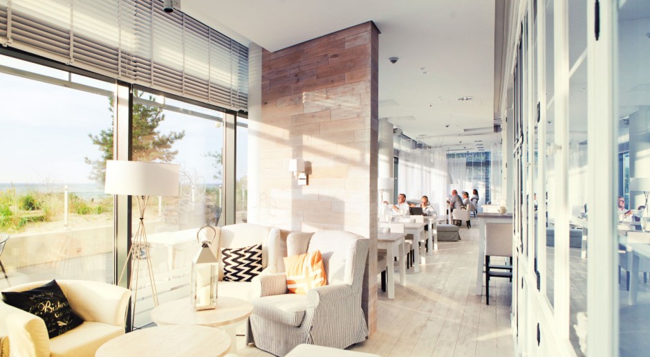 Dune Restaurant Cafe Lounge: Białe wnętrza i morze w zasięgu ręki