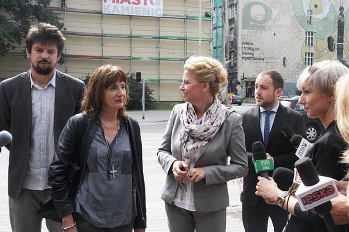 Michał Bieżyńsi i Teresa Latuszewska-Syrda z Fundacji Urban Forms oraz prezydent Łodzi Hanna Zdanowska, fot. UM Łódź Brazylijski artysta stworzy mural, a na nim Artur Rubinstein