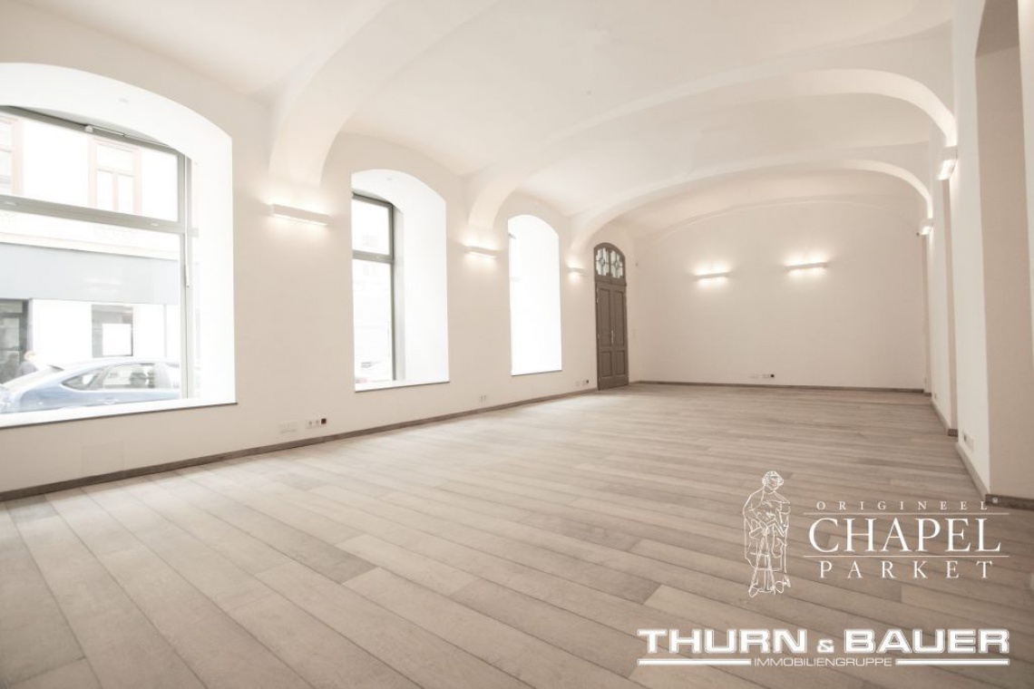 Deski z serii Chapel Minster w kolorze Bleached White, fot. Thurn&Bauer Immobiliengruppe Oryginalne wnętrze handlowe pełne drewna tylko w Wiedniu