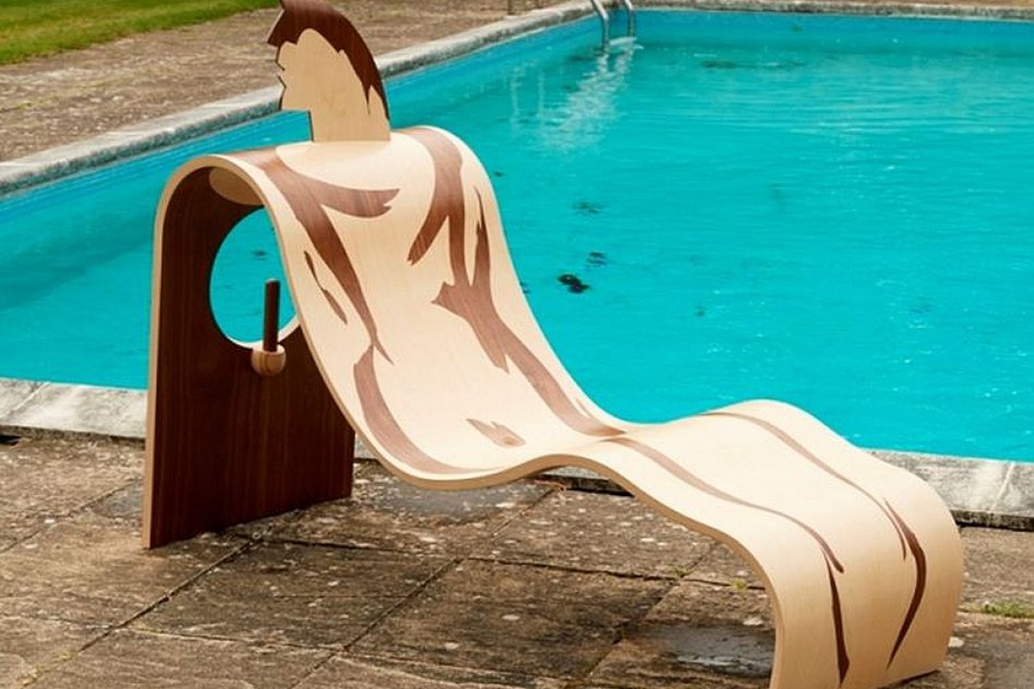 SZEZLONG THE HOLE CHAIR zaprojektowany dla Allena Jonesa przez Lolę Lely, fot. Petr Krejci Kształt mebla dopasowany do ciała Allena Jones'a