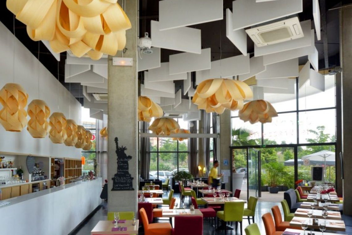 fot. Rockfon Jak projektować restaurację, aby uniknąć uciążliwego hałasu