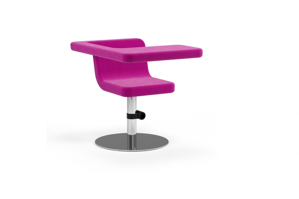 fot. MATERIA clip easy chair cerise chrome w electrical connection white studio square cam Inteligentny mebel, który wprowadzi biuro w przyszłość