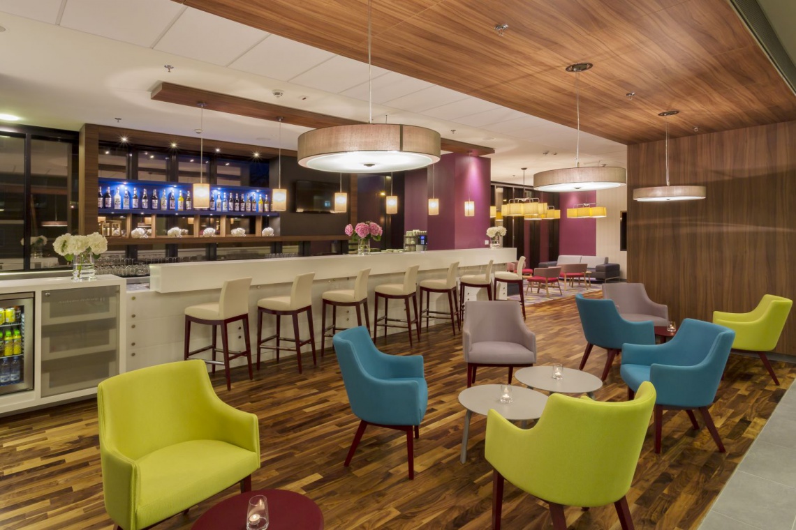 Bar, Hampton by Hilton Warsaw City Centre Zobacz kolorową restaurację w hotelu Hampton by Hilton w Warszawie